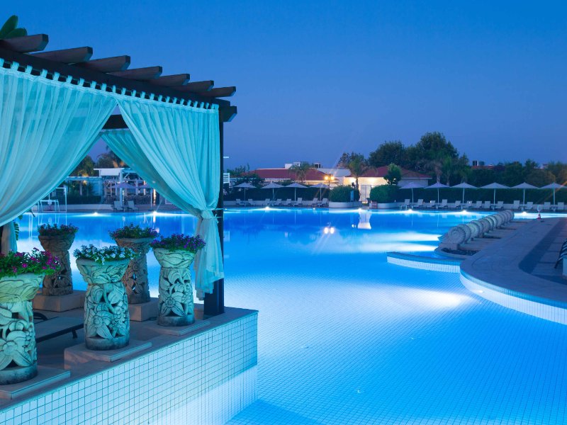 Transforming Night into Day: The Spectacular Cyangourd Lighting Project for an Outdoor Swimming Pool in Spain