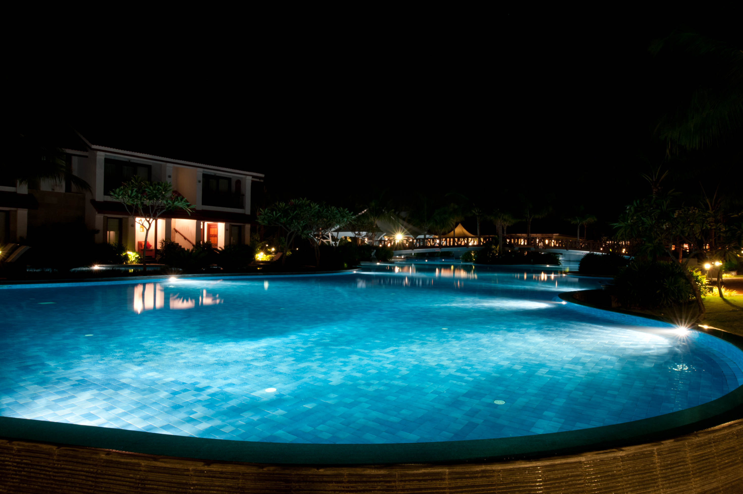 1714283968722481.jpg swimming pool with lights